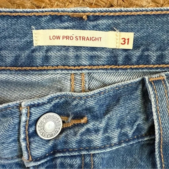 Levi’s Women’s Size 31 Waist Low Pro Straight Medium Wash Denim - Picture 11 of 11